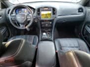 ✅ 2017 Chrysler 300 S • VIN: 2C3CCAGGXHH553263 • Lot: 90668805. Wystawiony na Copart z przebiegiem 93 985 mil. Bezpłatny archiwum sprzedaży aukcyjnych z USA i szczegółowy raport historii pojazdu na DreamBid. Zdjęcie 8.