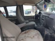 ✅ 2019 Chevrolet Express Passenger LT • VIN: 1GAZGPFG7K1201240 • Lot: 42419677. Wystawiony na IAAI z przebiegiem 190 781 mil. Bezpłatny archiwum sprzedaży aukcyjnych z USA i szczegółowy raport historii pojazdu na DreamBid. Zdjęcie 5.