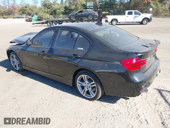 ✅ 2018 BMW 3 Series 330i xDrive • VIN: WBA8D9C5XJEM33068 • Лот: 40640558. Опубликован ранее на IAAI с пробегом 53 556 миль. Бесплатный доступ к архиву аукционных продаж из США и подробный отчёт об истории автомобиля на DreamBid. Изображение 3.