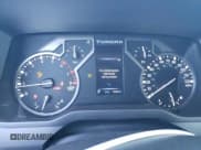 ✅ 2024 Toyota Tundra SR5 • VIN: 5TFLA5DB1RX209450 • Lot: 81627945. Wystawiony na Copart z przebiegiem 9 284 mil. Bezpłatny archiwum sprzedaży aukcyjnych z USA i szczegółowy raport historii pojazdu na DreamBid. Zdjęcie 9.