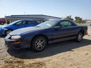 2000 Chevrolet Camaro z VIN 2G1FP22K0Y2172094, wystawiony jako Copart lot #68943135 z przebiegiem 157 026 mil mil oraz Czysty tytuł • Clean title. Historia ofert i sprzedaży dostępna na DreamBid. Obrazek 1.