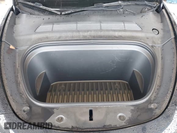 ✅ 2023 Tesla Model Y Long Range • VIN: 7SAYGAEE7PF739924 • Lot: 41612323. Wystawiony na IAAI z przebiegiem 75 226 mil. Bezpłatny archiwum sprzedaży aukcyjnych z USA i szczegółowy raport historii pojazdu na DreamBid. Zdjęcie 10.