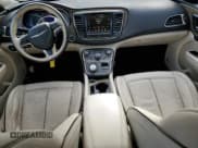 ✅ 2015 Chrysler 200 C • VIN: 1C3CCCEG0FN624330 • Lot: 92374185. Wystawiony na Copart z przebiegiem 164 456 mil. Bezpłatny archiwum sprzedaży aukcyjnych z USA i szczegółowy raport historii pojazdu na DreamBid. Zdjęcie 8.