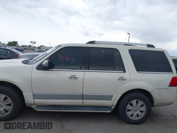 ✅ 2008 Lincoln Navigator • VIN: 5LMFU28598LJ20036 • Lot: 42530286. Wystawiony na IAAI z przebiegiem 240 871 mil. Bezpłatny archiwum sprzedaży aukcyjnych z USA i szczegółowy raport historii pojazdu na DreamBid. Zdjęcie 6.