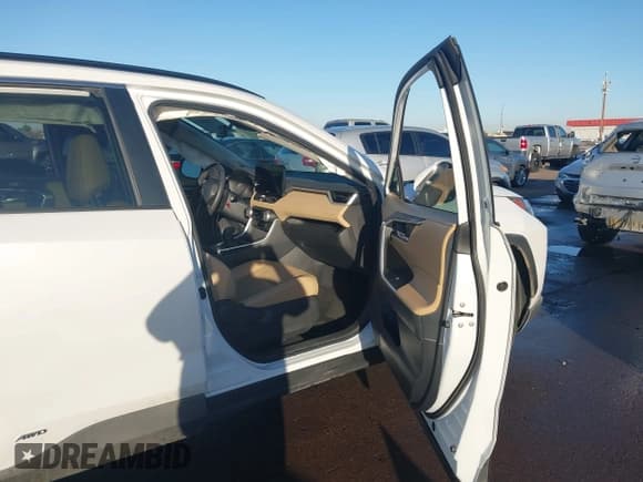 ✅ 2023 Toyota RAV4 Hybrid XLE Premium • VIN: 4T3B6RFV8PU113568 • Lot: 43599321. Wystawiony na IAAI z przebiegiem 41 456 mil. Bezpłatny archiwum sprzedaży aukcyjnych z USA i szczegółowy raport historii pojazdu na DreamBid. Zdjęcie 5.