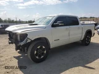 2021 Ram 1500 Rebel z VIN 1C6SRFLT4MN568663, wystawiony jako Copart lot #62730705 z przebiegiem 98 938 mil mil oraz Szkoda całkowita • Salvage title. Historia ofert i sprzedaży dostępna na DreamBid. Obrazek 1.