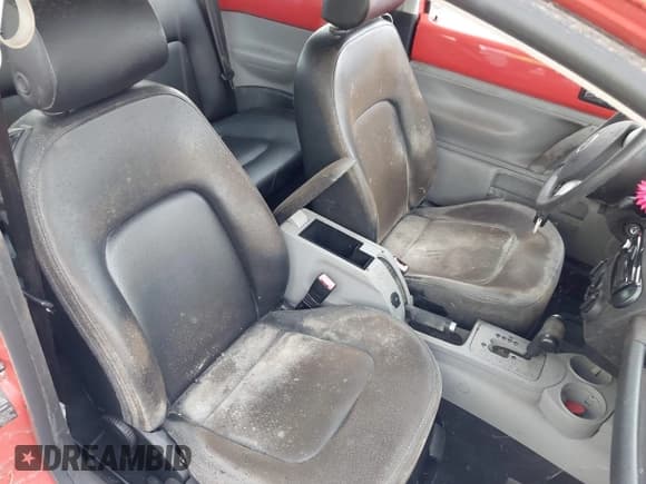 ✅ 2005 Volkswagen Beetle GLS • VIN: 3VWCK31C15M417873 • Lot: 43171620. Wystawiony na IAAI z przebiegiem 70 492 mil. Bezpłatny archiwum sprzedaży aukcyjnych z USA i szczegółowy raport historii pojazdu na DreamBid. Zdjęcie 8.