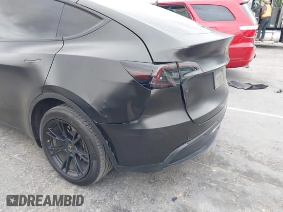 ✅ 2023 Tesla Model Y Long Range • VIN: 7SAYGDEE2PF811100 • Lot: 41571267. Wystawiony na IAAI z przebiegiem 56 369 mil. Bezpłatny archiwum sprzedaży aukcyjnych z USA i szczegółowy raport historii pojazdu na DreamBid. Zdjęcie 6.
