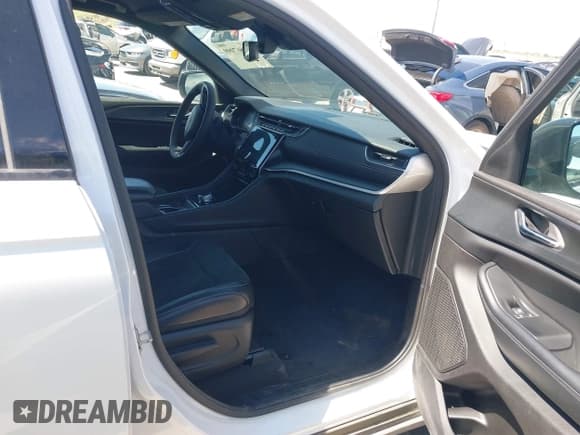 ✅ 2024 Jeep Grand Cherokee Laredo • VIN: 1C4RJHAG2RC109117 • Lot: 42867099. Listed on IAAI with 33,157 mi. Free auction sales archive from the USA and detailed vehicle history report at DreamBid. Image 5.