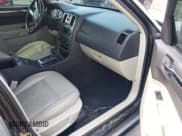 ✅ 2005 Chrysler 300 Touring • VIN: 2C3JA53G95H108745 • Лот: 43158317. Опубликован ранее на IAAI с пробегом 138 094 миль. Бесплатный доступ к архиву аукционных продаж из США и подробный отчёт об истории автомобиля на DreamBid. Изображение 5.