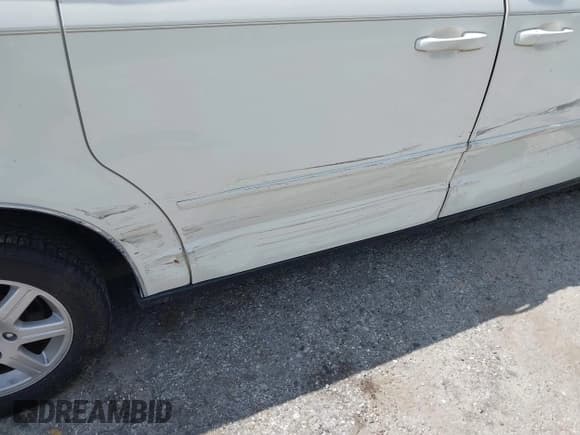 ✅ 2010 Chrysler Town & Country LX • VIN: 2A4RR2D15AR392468 • Lot: 43015328. Wystawiony na IAAI z przebiegiem 165 515 mil. Bezpłatny archiwum sprzedaży aukcyjnych z USA i szczegółowy raport historii pojazdu na DreamBid. Zdjęcie 6.