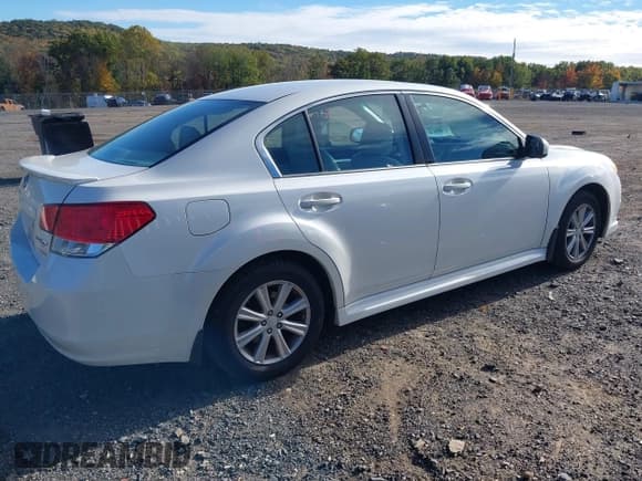 ✅ 2011 Subaru Legacy Premium • VIN: 4S3BMBC65B3221913 • Lot: 43489038. Wystawiony na IAAI z przebiegiem 252 318 mil. Bezpłatny archiwum sprzedaży aukcyjnych z USA i szczegółowy raport historii pojazdu na DreamBid. Zdjęcie 4.