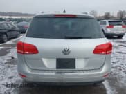 ✅ 2014 Volkswagen Touareg Sport • VIN: WVGEF9BP6ED006075 • Lot: 41478721. Wystawiony na IAAI z przebiegiem 129 150 mil. Bezpłatny archiwum sprzedaży aukcyjnych z USA i szczegółowy raport historii pojazdu na DreamBid. Zdjęcie 16.