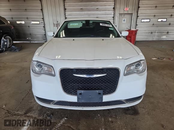 ✅ 2018 Chrysler 300 Touring • VIN: 2C3CCARG1JH292236 • Lot: 90951245. Listed on Copart with 106,477 mi. Free auction sales archive from the USA and detailed vehicle history report at DreamBid. Image 5.
