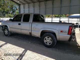 2005 Chevrolet Silverado 1500 Z71 z VIN 1GCEK19B75E118289, wystawiony jako Copart lot #72653704 z przebiegiem 332 872 mil mil oraz Czysty tytuł • Clean title. Historia ofert i sprzedaży dostępna na DreamBid. Obrazek 2.