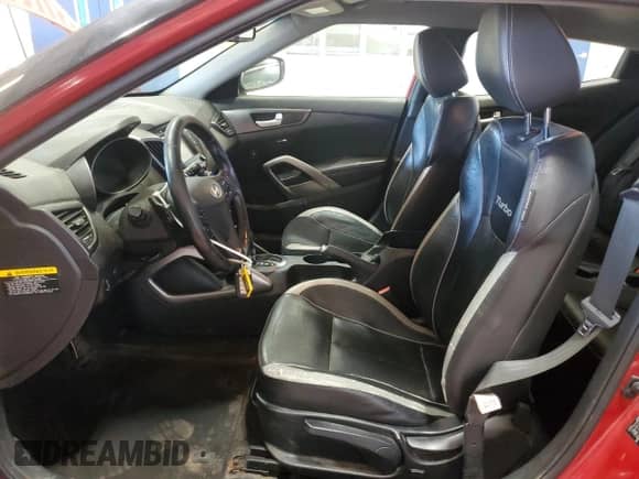 2013 Hyundai Veloster Turbo z VIN KMHTC6AE5DU142985, wystawiony jako Copart lot #82005395 z przebiegiem 122 689 mil mil oraz Czysty tytuł • Clean title. Historia ofert i sprzedaży dostępna na DreamBid. Obrazek 7.