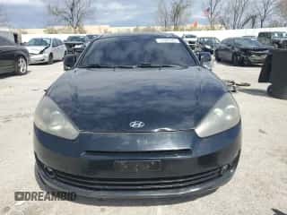 2008 Hyundai Tiburon GS z VIN KMHHM66DX8U276772, wystawiony jako Copart lot #51069585 z przebiegiem 197 473 mil mil oraz Czysty tytuł • Clean title. Historia ofert i sprzedaży dostępna na DreamBid. Obrazek 5.