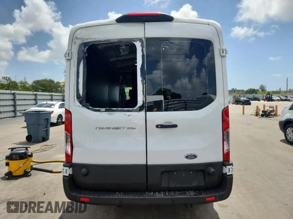 ✅ 2020 Ford Transit Cargo • VIN: 1FTBR1C8XLKB10634 • Lot: 66286855. Wystawiony na Copart z przebiegiem 85 860 mil. Bezpłatny archiwum sprzedaży aukcyjnych z USA i szczegółowy raport historii pojazdu na DreamBid. Zdjęcie 6.