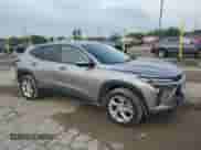 2024 Chevrolet Trax LS с VIN KL77LFE28RC126165, выставлен на аукционе Copart как лот 64843565 с пробегом 22 207 миль миль и Списание • Salvage title. История ставок и продаж доступна на DreamBid. Изображение 4.