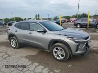 2024 Chevrolet Trax LS с VIN KL77LFE28RC126165, выставлен на аукционе Copart как лот 64843565 с пробегом 22 207 миль миль и Списание • Salvage title. История ставок и продаж доступна на DreamBid. Изображение 4.