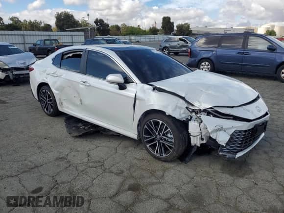 2025 Toyota Camry LE z VIN 4T1DAACK6SU069476, wystawiony jako Copart lot #80214315 z przebiegiem 8 913 mil mil oraz Szkoda całkowita • Salvage title. Historia ofert i sprzedaży dostępna na DreamBid. Obrazek 4.