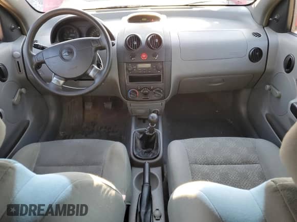 2005 Chevrolet Aveo LS z VIN KL1TD62695B388435, wystawiony jako Copart lot #67541114 z przebiegiem 95 156 mil mil oraz Czysty tytuł • Clean title. Historia ofert i sprzedaży dostępna na DreamBid. Obrazek 8.