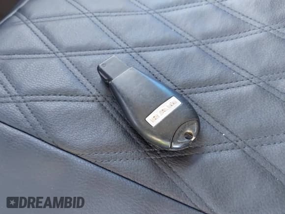 ✅ 2009 Dodge 1500 SLT • VIN: 1D3HV18T39S731832 • Lot: 42039890. Wystawiony na IAAI z przebiegiem 176 812 mil. Bezpłatny archiwum sprzedaży aukcyjnych z USA i szczegółowy raport historii pojazdu na DreamBid. Zdjęcie 11.