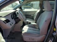 ✅ 2011 Toyota Sienna LE • VIN: 5TDKK3DC3BS089362 • Lot: 82618395. Wystawiony na Copart z przebiegiem 136 094 mil. Bezpłatny archiwum sprzedaży aukcyjnych z USA i szczegółowy raport historii pojazdu na DreamBid. Zdjęcie 7.