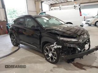 ✅ 2023 Hyundai Kona Limited • VIN: KM8K53A3XPU974569 • Лот: 42508591. Опубликован ранее на IAAI с пробегом 56 839 миль. Бесплатный доступ к архиву аукционных продаж из США и подробный отчёт об истории автомобиля на DreamBid. Изображение 1.