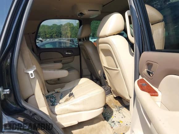 2012 Chevrolet Tahoe LT z VIN 1GNSCBE06CR215264, wystawiony jako IAAI lot #43274793 z przebiegiem 245 873 mil mil oraz . Historia ofert i sprzedaży dostępna na DreamBid. Obrazek 8.