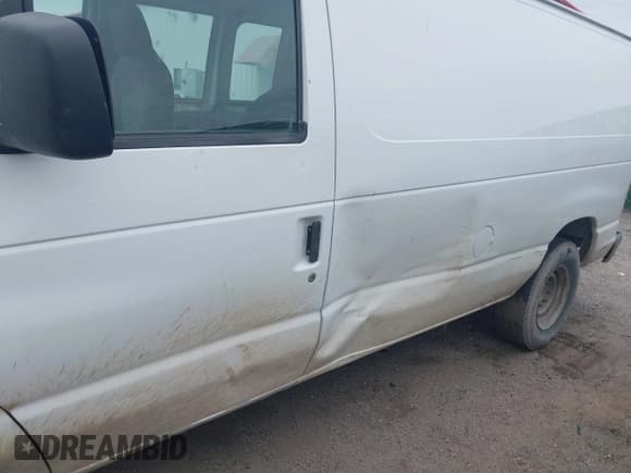 ✅ 2009 Ford Econoline Cargo • VIN: 1FTNE24L79DA62105 • Lot: 43585969. Wystawiony na IAAI z przebiegiem 356 592 mil. Bezpłatny archiwum sprzedaży aukcyjnych z USA i szczegółowy raport historii pojazdu na DreamBid. Zdjęcie 6.