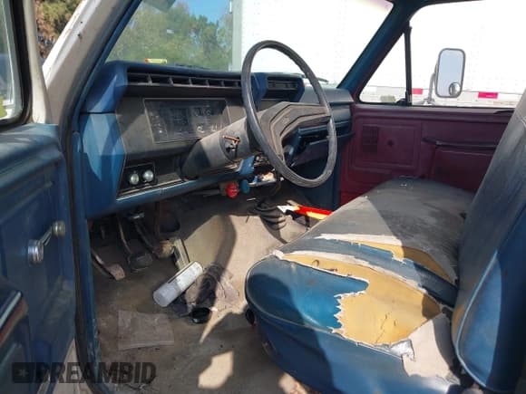 ✅ 1983 Ford F-350 • VIN: 1FDJF37G8DNA24140 • Лот: 43590786. Опубликован ранее на IAAI с пробегом 657 697 миль. Бесплатный доступ к архиву аукционных продаж из США и подробный отчёт об истории автомобиля на DreamBid. Изображение 6.