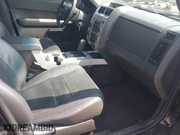 ✅ 2012 Ford Escape XLT • VIN: 1FMCU9DG3CKC30469 • Lot: 42450930. Listed on IAAI with 118,692 mi. Free auction sales archive from the USA and detailed vehicle history report at DreamBid. Image 5.