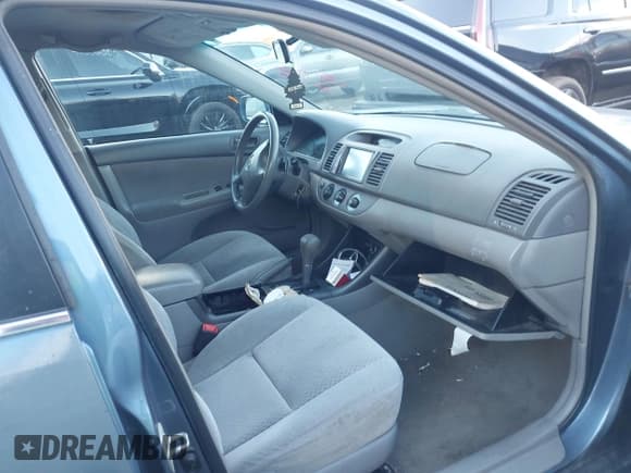 ✅ 2004 Toyota Camry LE • VIN: 4T1BE32K94U826804 • Lot: 43591363. Wystawiony na IAAI z przebiegiem 153 990 mil. Bezpłatny archiwum sprzedaży aukcyjnych z USA i szczegółowy raport historii pojazdu na DreamBid. Zdjęcie 5.