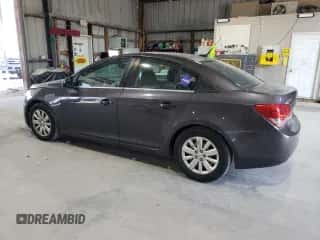 2011 Chevrolet Cruze LS z VIN 1G1PC5SH2B7185726, wystawiony jako Copart lot #71673065 z przebiegiem 229 657 mil mil oraz Szkoda całkowita • Salvage title. Historia ofert i sprzedaży dostępna na DreamBid. Obrazek 2.