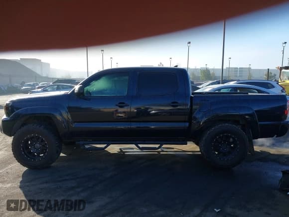 ✅ 2015 Toyota Tacoma • VIN: 5TFLU4EN3FX142632 • Lot: 41185900. Listed on IAAI with 135,963 mi. Free auction sales archive from the USA and detailed vehicle history report at DreamBid. Image 14.