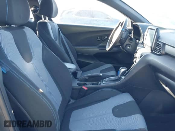 2021 Hyundai Veloster 2.0 z VIN KMHTG6AF3MU032658, wystawiony jako IAAI lot #41356076 z przebiegiem 70 881 mil mil oraz . Historia ofert i sprzedaży dostępna na DreamBid. Obrazek 5.