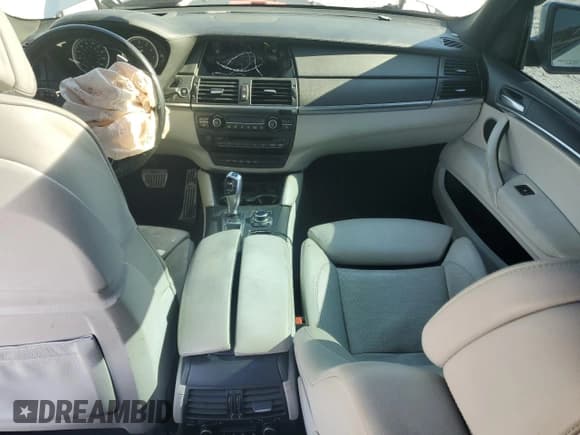 ✅ 2011 BMW X5 M • VIN: 5YMGY0C54BLK26193 • Lot: 89449095. Wystawiony na Copart z przebiegiem Nie podano. Bezpłatny archiwum sprzedaży aukcyjnych z USA i szczegółowy raport historii pojazdu na DreamBid. Zdjęcie 8.