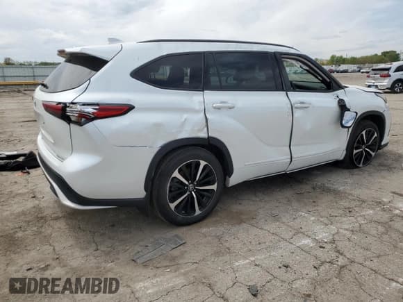 ✅ 2022 Toyota Highlander XSE • VIN: 5TDJZRBH5NS169744 • Lot: 56624015. Listed on Copart with 38,130 mi. Free auction sales archive from the USA and detailed vehicle history report at DreamBid. Image 3.