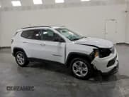 ✅ 2024 Jeep Compass Latitude • VIN: 3C4NJDBN3RT604189 • Лот: 94272155. Опубликован ранее на Copart с пробегом 27 194 миль. Бесплатный доступ к архиву аукционных продаж из США и подробный отчёт об истории автомобиля на DreamBid. Изображение 4.