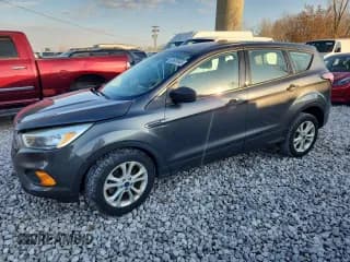 ✅ 2017 Ford Escape S • VIN: 1FMCU0F75HUE46652 • Лот: 92635945. Опубликован ранее на Copart с пробегом 168 064 миль. Бесплатный доступ к архиву аукционных продаж из США и подробный отчёт об истории автомобиля на DreamBid. Изображение 1.