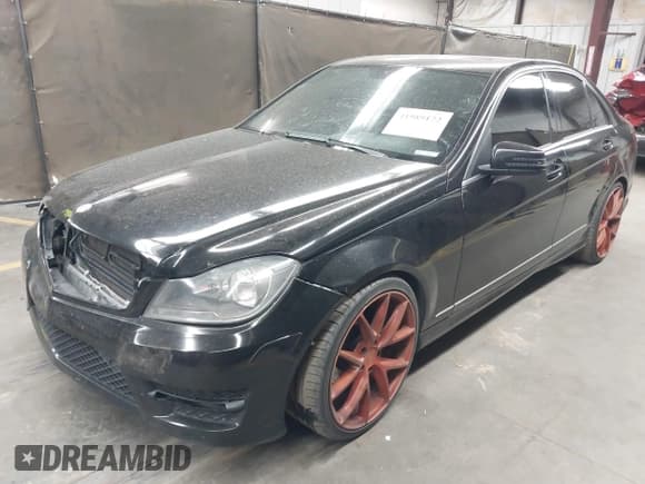 ✅ 2013 Mercedes-Benz C 250 Sport • VIN: WDDGF4HB8DA793855 • Lot: 41989172. Wystawiony na IAAI z przebiegiem 150 537 mil. Bezpłatny archiwum sprzedaży aukcyjnych z USA i szczegółowy raport historii pojazdu na DreamBid. Zdjęcie 2.