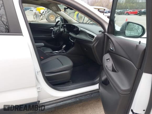 ✅ 2024 Buick Encore GX Sport Touring • VIN: KL4AMESL6RB011206 • Lot: 42092669. Wystawiony na IAAI z przebiegiem 18 282 mil. Bezpłatny archiwum sprzedaży aukcyjnych z USA i szczegółowy raport historii pojazdu na DreamBid. Zdjęcie 5.