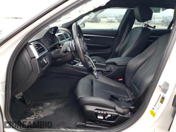 ✅ 2018 BMW 3 Series 328d • VIN: WBA8E5C52JA507645 • Lot: 40241373. Wystawiony na Copart z przebiegiem 40 984 mil. Bezpłatny archiwum sprzedaży aukcyjnych z USA i szczegółowy raport historii pojazdu na DreamBid. Zdjęcie 7.