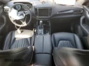 ✅ 2022 Maserati Levante GT • VIN: ZN661XUA1NX394706 • Lot: 65567505. Wystawiony na Copart z przebiegiem Nie podano. Bezpłatny archiwum sprzedaży aukcyjnych z USA i szczegółowy raport historii pojazdu na DreamBid. Zdjęcie 8.