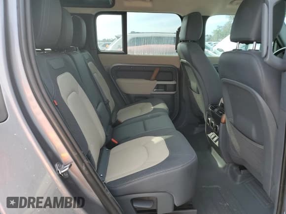 ✅ 2023 Land Rover Defender X-Dynamic SE • VIN: SALE2EEU7P2195983 • Lot: 74316854. Wystawiony na Copart z przebiegiem 4 432 mil. Bezpłatny archiwum sprzedaży aukcyjnych z USA i szczegółowy raport historii pojazdu na DreamBid. Zdjęcie 11.