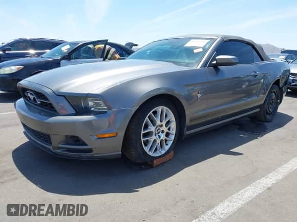 2014 Ford Mustang V6 с VIN 1ZVBP8EM1E5291808, выставлен на аукционе IAAI как лот 42353380 с пробегом 87 733 миль миль и . История ставок и продаж доступна на DreamBid. Изображение 18.