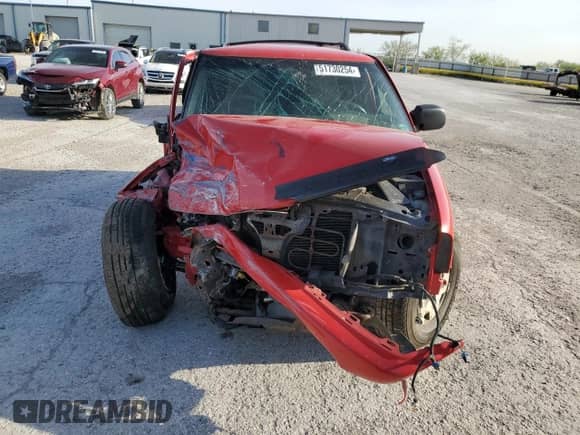 2002 Chevrolet Blazer LS z VIN 1GNDT13W12K191392, wystawiony jako Copart lot #51730254 z przebiegiem Nie podano mil oraz Szkoda całkowita • Salvage title. Historia ofert i sprzedaży dostępna na DreamBid. Obrazek 5.