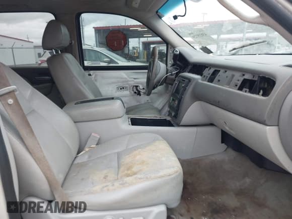 ✅ 2009 Chevrolet Tahoe LTZ • VIN: 1GNFC33089R294164 • Lot: 43839729. Wystawiony na IAAI z przebiegiem 253 292 mil. Bezpłatny archiwum sprzedaży aukcyjnych z USA i szczegółowy raport historii pojazdu na DreamBid. Zdjęcie 5.