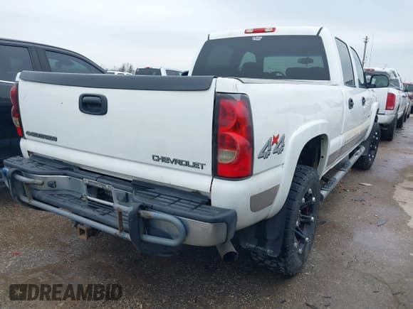 ✅ 2005 Chevrolet Silverado 2500HD LS • VIN: 1GCHK23U25F839031 • Lot: 41594750. Wystawiony na IAAI z przebiegiem 320 713 mil. Bezpłatny archiwum sprzedaży aukcyjnych z USA i szczegółowy raport historii pojazdu na DreamBid. Zdjęcie 4.